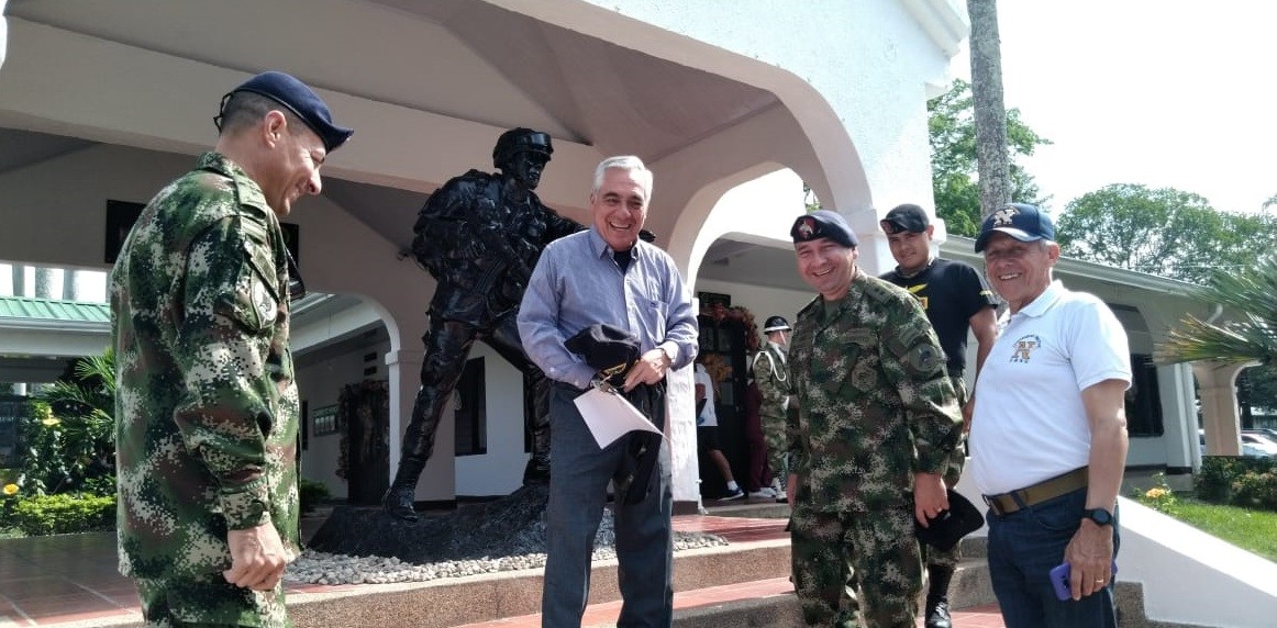 Acompañado de un equipo interdisciplinario, el brigadier general Luis Fernando Puentes Torres, rector de la Universidad Militar Nueva Granada